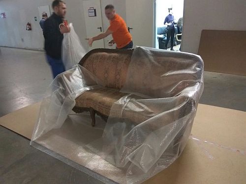 Упаковка антикварного дивана
